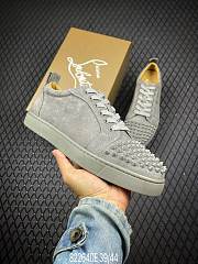 Christian Louboutin Sneaker Low Lou Spikes Flat Grey - 2