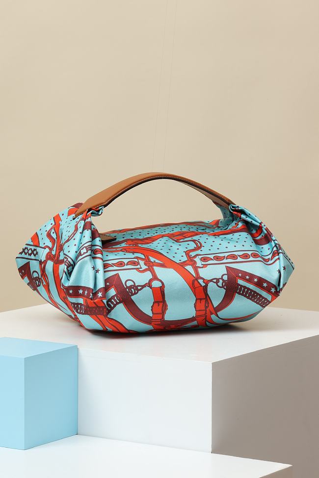 Hermes Balusoie Silk With Hunter HM5215 Size 32x24x12cm - 1