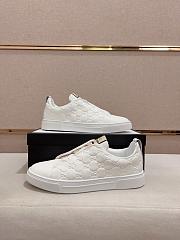 Gucci Men's Signature Sneaker Code GG960B - 2