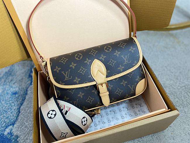 Louis Vuitton Handbag Diane M45985 24x15x9cm - 1