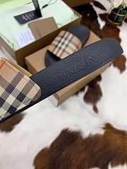 Burberry Rubber Furley Vintage Checked Slides in beige - 4